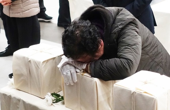 ［ルポ］７０年ぶりに抱きしめた父親の骨箱…済州４・３遺骨の身元確認