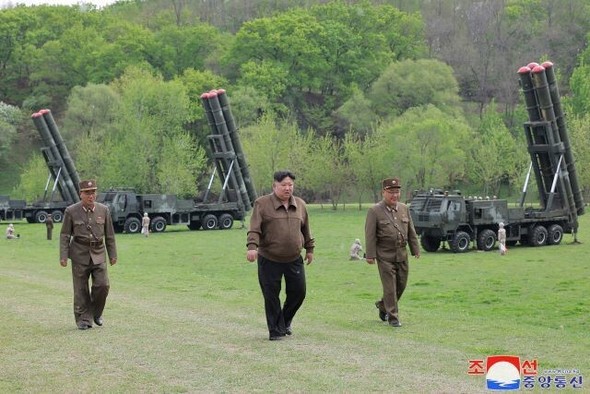 北朝鮮、超大型ロケット砲で韓国狙い核反撃訓練…「金正恩総書記は大満足」