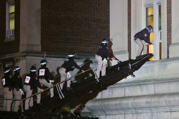 「ガザ反戦」コロンビア大学、１９６８年から抵抗のるつぼに…警官隊が突入