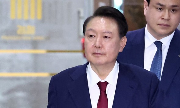 ごねる尹前大統領、特検チームの警察官に「資格」難癖…強制捜査自ら招くか