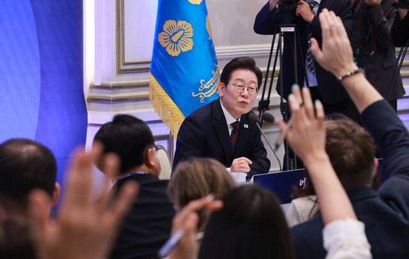 李大統領、日本記者に「中国記者とだけ昼食会をしたというのはフェイクニュース」