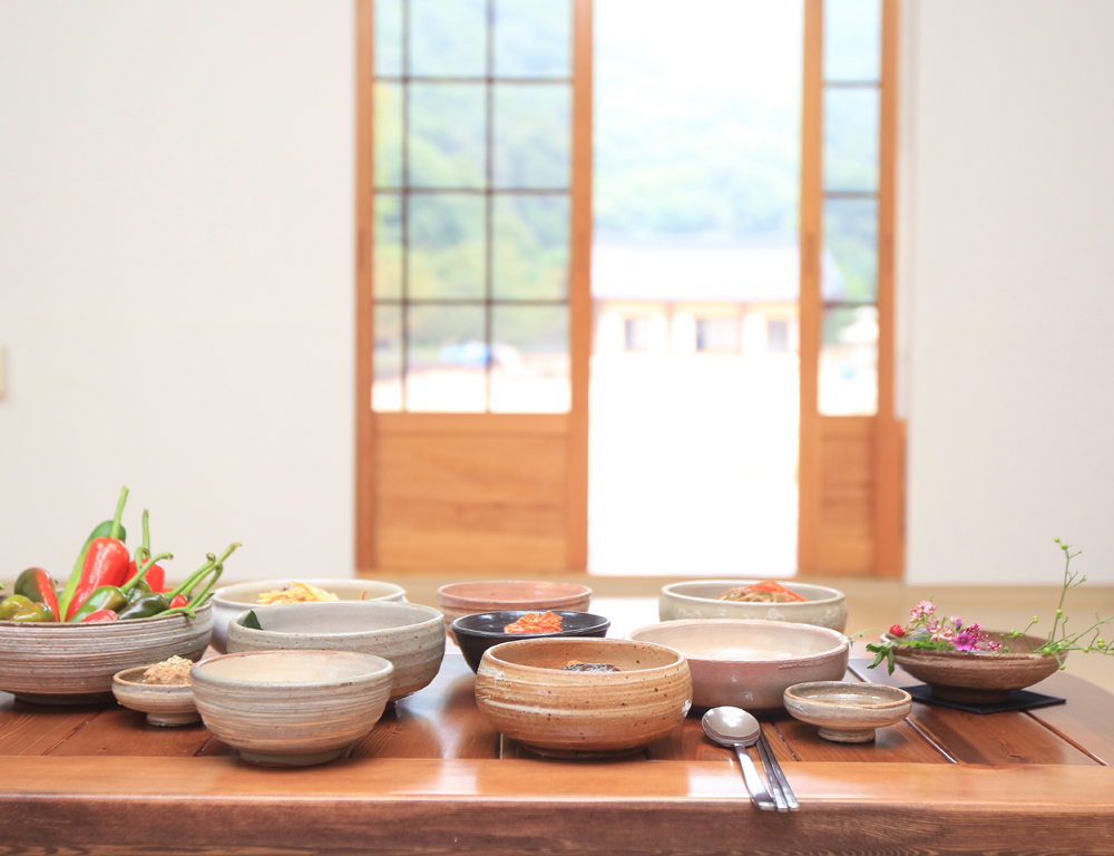 면역력을 강화해주는 약품이나 기능성 식품을 찾기 보다는 삼시 세끼 균형잡힌 식단이 면역력 강화에 필요하다. 사진은 천황사의 상차림 . 박미향 기자