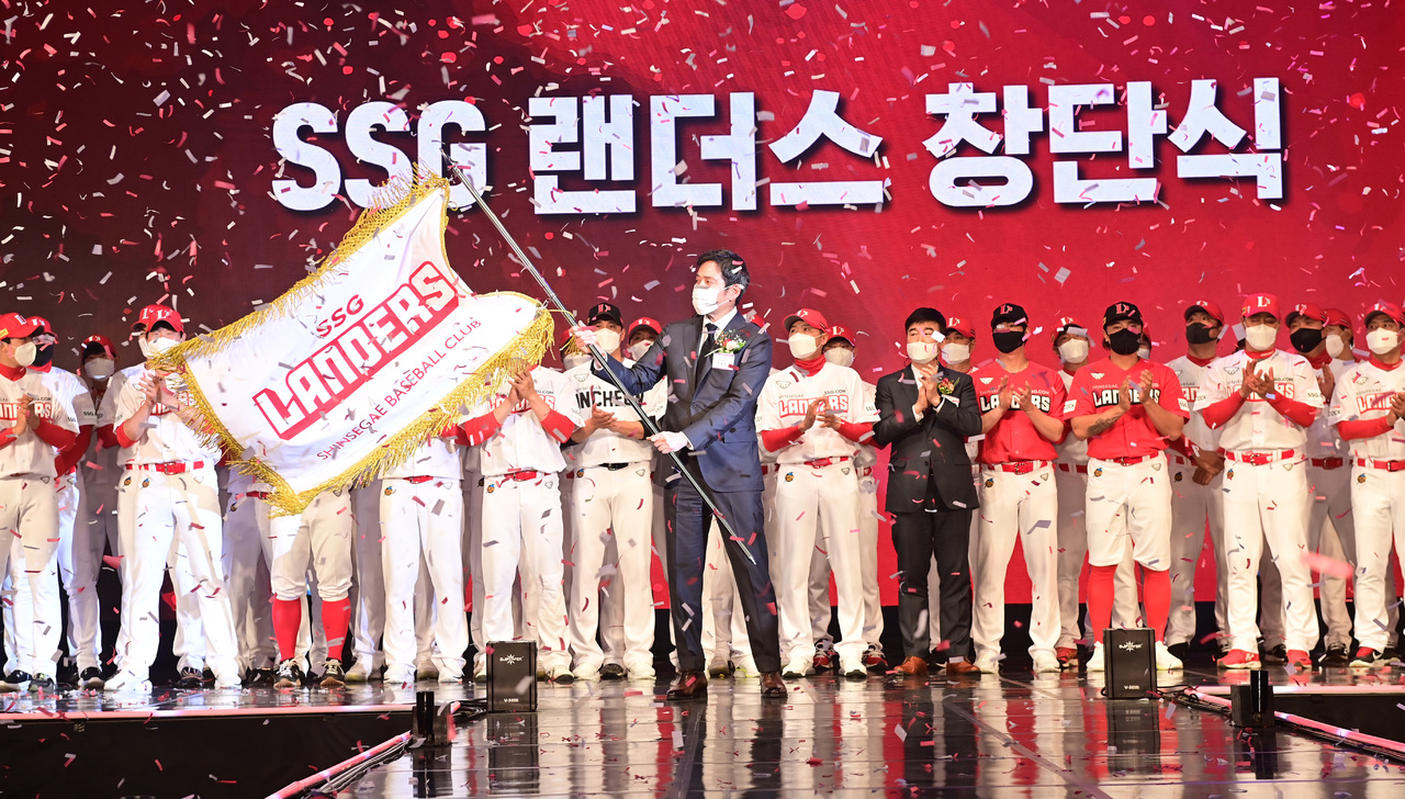 신세계그룹은 지난 1월 에스케이(SK) 와이번스 야구단을 인수해 에스에스지(SSG) 랜더스를 새롭게 탄생시켰다. 에스에스지 랜더스 마스코트 동물은? 신세계그룹은 지난 1월 에스케이(SK) 와이번스 야구단을 인수해 에스에스지(SSG) 랜더스를 새롭게 탄생시켰다. 에스에스지 랜더스 마스코트 동물은?