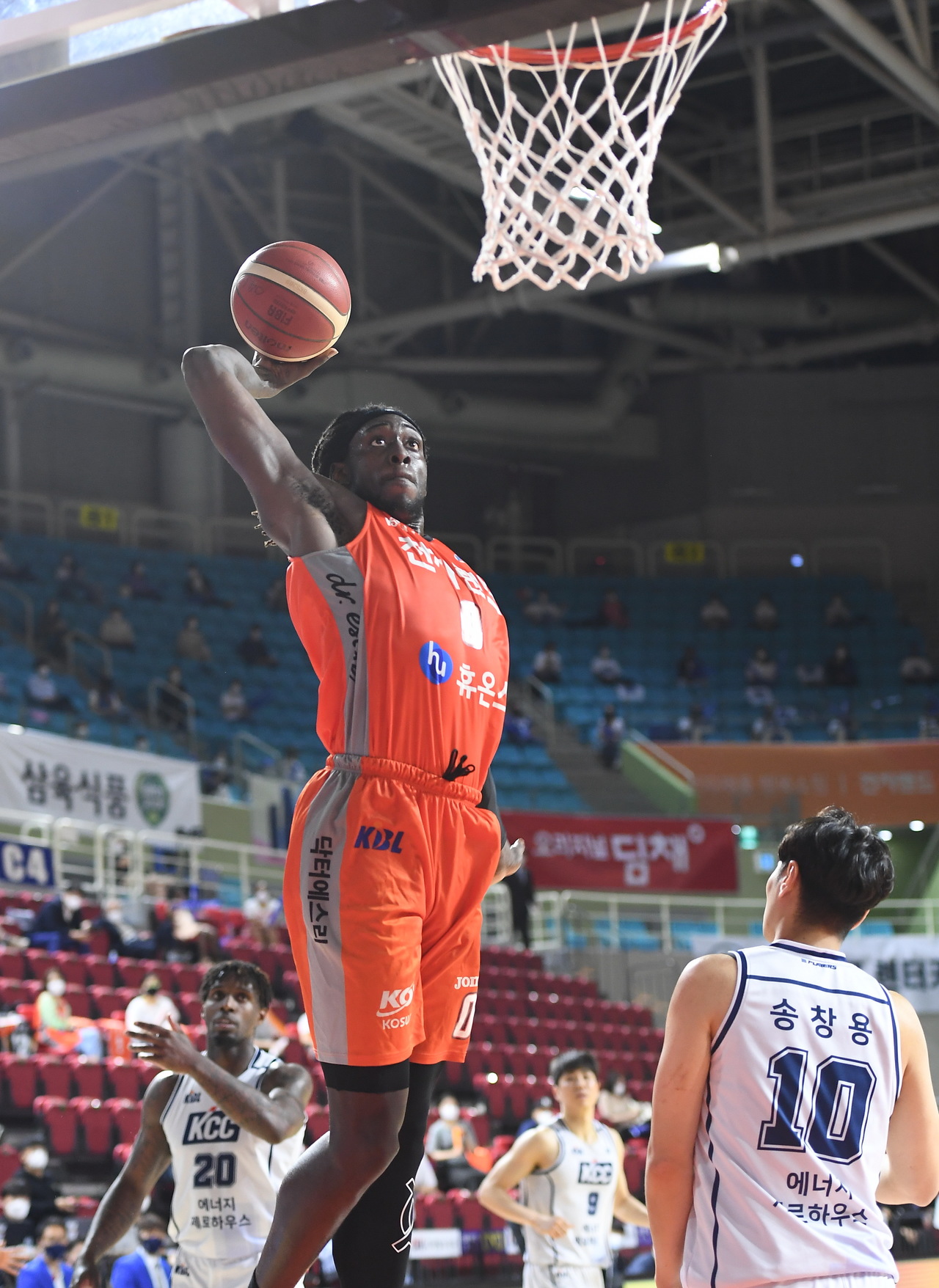 지난 시즌 프로농구에선 미국프로농구(NBA) 출신의 이 선수가 맹활약하며 소속팀의 우승을 이끌었다. ‘설교수’라고도 불린 이 선수의 이름은? 지난 시즌 프로농구에선 미국프로농구(NBA) 출신의 이 선수가 맹활약하며 소속팀의 우승을 이끌었다. ‘설교수’라고도 불린 이 선수의 이름은?