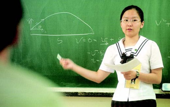 2001년 6월 한양대 수시 1학기 모집에 지원한 응시생이 심층 면접 시험 중 칠판에 문제를 풀며 면접관들의 질문에 답하고 있다.  윤운식 <한겨레21> 기자 <a href=mailto:yws@hani.co.kr>yws@hani.co.kr</a>
