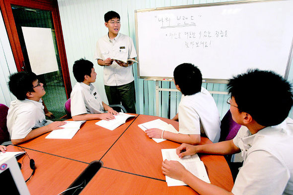 지난 5일 서울 강남구 일원동 중동고 1학년5반 학생들이 자아 발견과 진로탐색을 다루는 ‘후엠아이’ 시간에 ‘나의 브랜드’라는 주제로 토론과 발표를 하고 있다. 이정용 기자 <A href=\"mailto:lee312@hani.co.kr\">lee312@hani.co.kr</A>