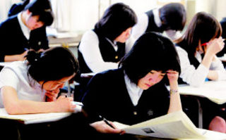서울 안국동 덕성여고 학생들이 지난달 1일 한국교육과정평가원 주관 수능 모의평가를 보고 있다.　김정효　기자 <A href=\"mailto:hyopd@hani.co.kr\">hyopd@hani.co.kr</A>
