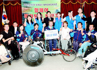 서울북부장애인복지관 휠체어마라톤팀 선수와 관계자들이 15일 노원구 복지관 지하강당에서 열린 창단식에서 파이팅을 외치고 있다. 오른쪽 아래부터 박정훈 문정훈 선수, 유희향 대한장애인육상연맹 전무이사, 백경 최선용 김수민 선수. 서울북부장애인복지관 제공