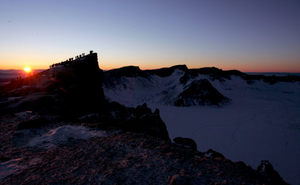 지난 1월1일 백두산 정상(천문봉 2670m)에서 관광객들이 새로운 세상을 밝힐 해돋이를 구경하고 있는 모습이다. 이 행사는 백두캠프가 기획하고 인터넷 신문인 프레시안이 후원해 참가자 30여명이 천문봉에서 12월31일 해넘이와 1월1일 해돋이를 구경했다. 백두산 천지/이종근 기자 root2@hani.co.kr