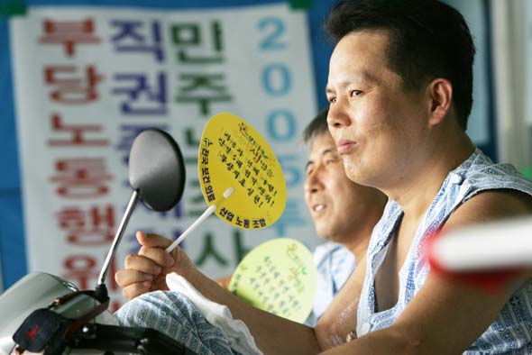 전국보건의료산업노조가　파업에　들어간 20일 오전 고려대 안암병원에서 전동휠체어에　앉은 환자들이 노조에서 나눠준 홍보용 부채를 부치고 있다. 이정아　기자 <A href=\"mailto:leej@hani.co.kr\">leej@hani.co.kr</A>