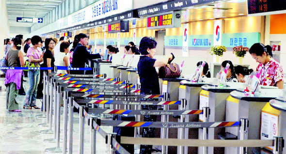 아시아나항공 조종사노조 파업 닷새째인 21일 낮　김포공항 발권·탑승수속 창구가　아시아나항공 쪽은 한산한 반면 대한항공 쪽은 붐비고 있다.　김종수　기자 <A href=\"mailto:jongsoo@hani.co.kr\">jongsoo@hani.co.kr</A>