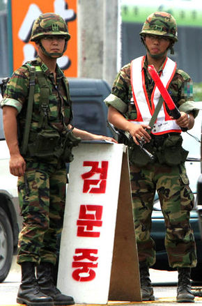 21일 오전 경기도 남양주시 평내동 돌팍고개에서 군인들이 ‘검은색 종류의 뉴그랜저’로 알려진 동해안 총기 탈취사건 용의 차량을 찾기 위해 선별 검문검색을 하고 있다. 남양주/이정아 기자 <A href=\"mailto:leej@hani.co.kr\">leej@hani.co.kr</A>