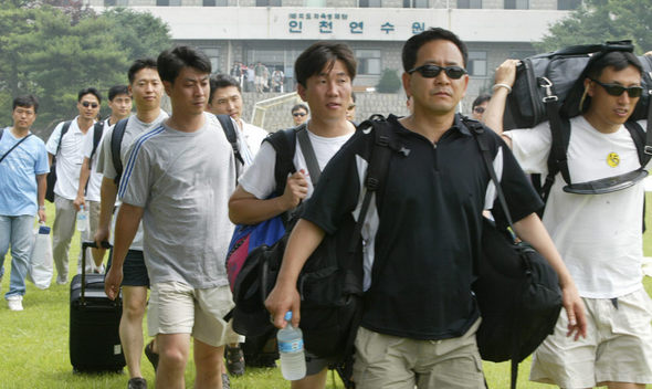 8일째 파업 중인 아시아나항공 조종사 노조원 350여명이 24일 오후 짐을 챙겨 농성장소인 인천연수원에서 새 농성장소인 충북 보은 속리산 부근 신정유스타운으로 떠나고 있다. 인천/김종수 기자 <A href=\"mailto:jongsoo@hani.co.kr\">jongsoo@hani.co.kr</A>