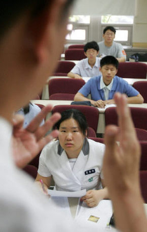 서울시내 고교생들이 25일 오전 서울 안암동 고려대학교 교양관에서 열린 에이피(대학 과목 선이수) 수업에서 고려대 교수진으로부터 국어과목 수업을 받고 있다. 이 제도는 서울과 부산 등 전국 11개 대학에서 시행하고 있으며 고등학생 때 대학과목을 미리 이수하면 입학 뒤 학점으로 인정받게 된다. 연합