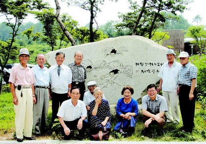 제천 기적의도서관 최진봉 관장(오른쪽에서 세 번째)과 봉사 모임 호랑이담뱃대에 참여하는 할아버지 할머니들. 아이들에게 옛날 이야기를 들려주며 서로 웃고 떠들 수 있어서 너무 행복하다고 한다.