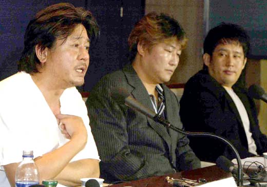서울 한국언론회관에서 배우 최민식과 송강호가 조선일보에 실린 강우석 감독의 인터뷰 내용에 대한 반박 기자회견을 하는 모습.