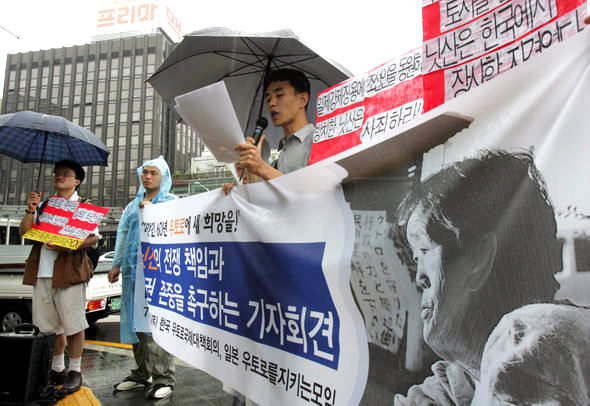 ‘우토로국제대책회의’와 ‘우토로를지키는모임’ 회원들이 28일 오전 서울 강남구 논현동 닛산자동차 전시장 앞에서 기자회견을 열어 우토로 주민들과 상의 없이 일방적으로 토지를 전매한 닛산에 역사적·기업적 책임을 다할 것을 요구하고 있다. 김진수 기자 <A href=\"mailto:jsk@hani.co.kr\">jsk@hani.co.kr</A>
