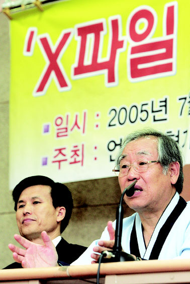 언론개혁기독교연대 등 3개 단체가 28일 오전 서울 종로구 한국기독교회관 강당에서 연 ‘안기부 엑스파일 진상공개 촉구 기자회견’에서 박덕신 목사(오른쪽)가 “이번 사건의 철저한 진상규명을 통해 우리 사회가 거듭나는 기회로 삼아야 한다”고 인사말을 하고 있다. 이정아 기자 <A href=\"mailto:leej@hani.co.kr\">leej@hani.co.kr</A>