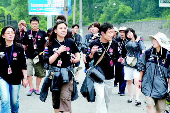한러 유라시아 대장정 동쪽팀 대원들이 26일 블라디보스토크의 국립 극동대학 한국학대학을 방문하고 있다. 안관옥 기자