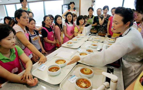 1일 한국전통음식연구소에서 열린　‘초등학교　급식 영양사, 전통음식　교육’ 행사에　참가한 영양사들이 한국 전통음식의 다양한 조리법에　대해 배우고 있다. 연합뉴스