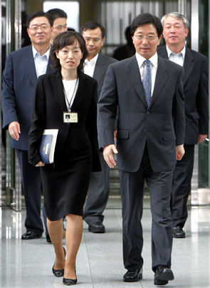 `안기부 불법도청 테이프\'를 수사중인 검찰의 행보가 빨라지고 있는 가운데 김종빈 검찰총장(오른쪽)등 검찰 수뇌부가 1일 낮 서울 서초동 대검찰청에서 점심식사를 위해 구내식당으로 가고 있다. 연합뉴스
