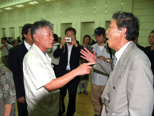 지난달 24일 저녁 평양 인민문화궁전 연회장에서 남북작가대회 폐막연회를 마치고 나오던 소설가 김훈(왼쪽)씨가 북쪽 소설가 남대현씨와 서울 돈암국민학교 동창이라는 사실을 확인하고서 반가워하고 있다. 평양/공동취재단