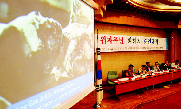 ‘원폭피해 진상규명 및 지원을 위한　국회의원모임’과　‘원폭피해자 및 원폭2세환우 문제 해결을 위한 공동대책위’가　4일 오후 서울 여의도　국회의원회관에서 연　‘원자폭탄 피해자 증언대회’ 참석자들이 원폭 피해자들을 다룬 다큐멘터리를 보고 있다.　김경호　기자 <A href=\"mailto:jijae@hani.co.kr\">jijae@hani.co.kr</A>