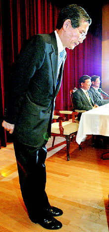 <b>“죄송합니다”</b> 김승규 국가정보원장이 5일 오전 서울 서초구 내곡동 국정원에서 기자회견을 열어 불법도청 사건에 대한 대국민 사과문을 읽은 뒤 머리 숙여 인사하고 있다. 김정효 기자 <A href=\"mailto:hyopd@hani.co.kr\">hyopd@hani.co.kr</A>