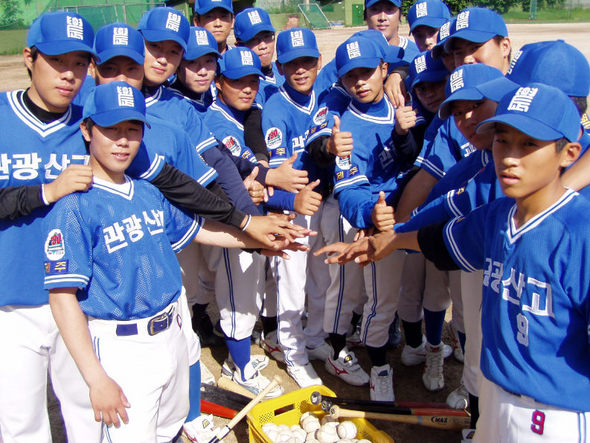 제주관광산업고 선수들이 4일 서울 도봉구 성균관대 야구연습장에 모여 결의를 다지고 있다.