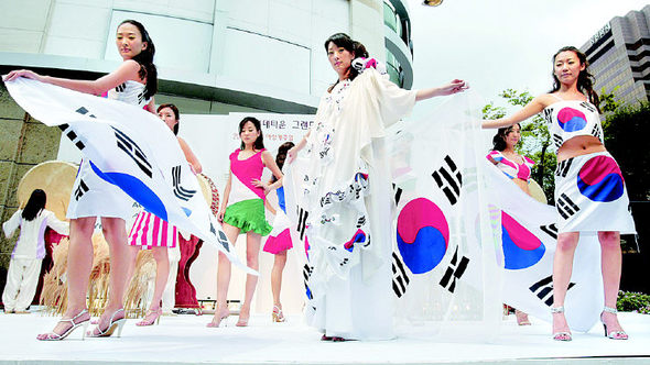 7일 오후 서울 소공동 롯데백화점 앞에서 열린 ‘롯데타운 개장 기념 2005 가을-겨울 패션쇼’에서 모델들이 태극기를 활용한 옷들을 선보이고 있다. 김정효 기자