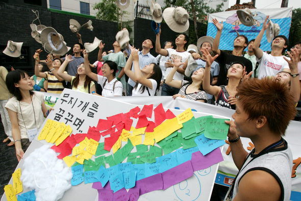 10일 오전 서울 종로구 인사동 남인사마당에서 환경정의가 연 ‘2005 하늘지기 대기체험여행 발대식’에 참가한 대학생들이 ‘이번 여행 동안 몸소 체험한 대기오염의 심각성을 시민들에게 알려 파란 하늘을 되찾겠다’는 각오를 다지며 모자를 던지고 있다. 이정아 기자 <A href="mailto:leej@hani.co.kr">leej@hani.co.kr</A>