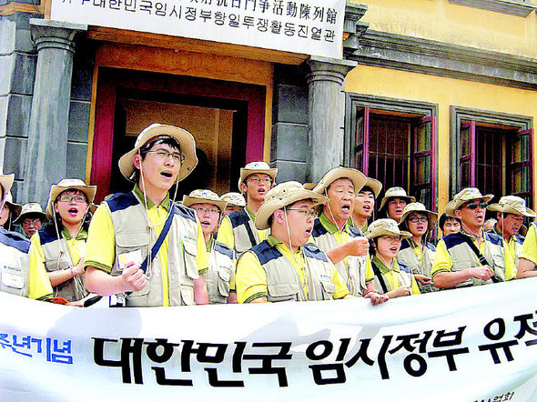 11일 중국 광시좡족자치구 류저우역에 도착한 ‘광복 60주년 기념 임시정부 유적지 답사단’이 역 앞에서 독립군가를 부르고 있다.
 11일 중국 광시좡족자치구 류저우에 도착한 ‘광복 60주년 기념 임시정부 유적지 답사단’이 류저우시가 개조해 7월 문을 연 대한민국 임시정부 항일투쟁활동 전시관 앞에서 독립군가를 부르고 있다.