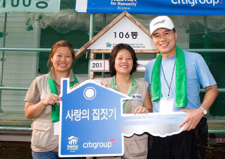 한국씨티은행 하영구 은행장(오른쪽)이 지난 주말 해비타트 자원봉사 집짓기에 참여한 뒤, 직접 지은 집에 입주할 입주자에게 행운의 열쇠를 건네주고 있다. 한국씨티은행은 지난 1998년 이후 8년간 건축비 총 6억4천만원을 지원하였고, 350여명의 임직원이 건축현장에서 자원봉사를 해왔다. 한국시티은행 제공