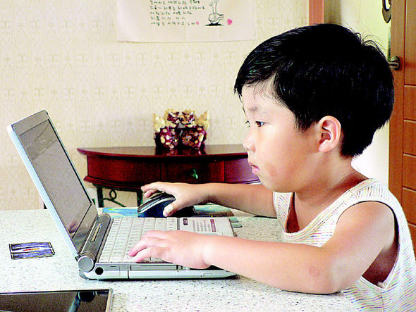 5살 양경훈 어린이가 집에서 인터넷 콘텐츠를 즐기고 있다.