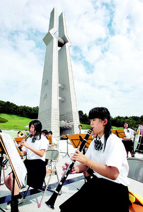 15일 광주 국립5·18묘지에서 일본 고치현 중앙고등학교 취주악단이 일본의 식민지배를 참회하는 의미로 우리 국가인 ‘애국가’를 연주하고 있다. 광주/연합뉴스