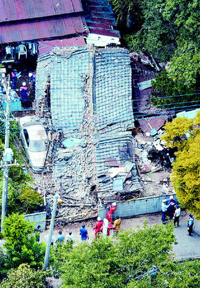 16일 규모 7.2의 강진이 발생한 일본 도쿄 외곽에 있는 가조에서 구조대원들이 지붕이 내려 앉은 집에서 구조작업을 벌이고 있다. 이날 지진으로 27명이 다쳤다. 가조/AP 연합