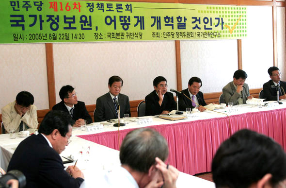 22일 오후 국회 귀빈식당에서 민주당 주최로 열린 ‘국가정보원, 어떻게 개혁할 것인가’ 토론회에서 장유식 참여연대 협동사무처장(오른쪽에서 네번째)이 주제발제를 하고 있다. 황석주 기자 <A href=\"mailto:stonepole@hani.co.kr\">stonepole@hani.co.kr</A>