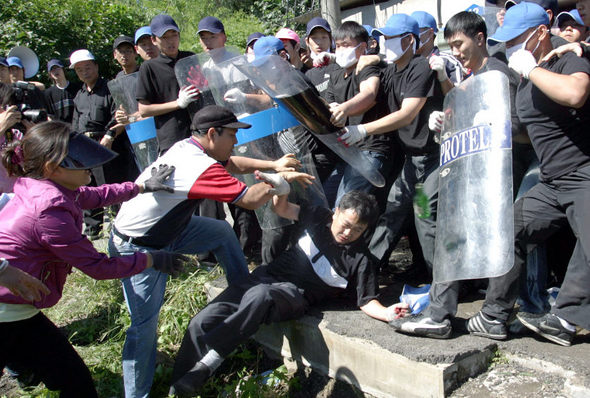 23일 오전 한국토지공사가 경기도 판교택지개발지구 안 미이주가옥 12개동의 철거를 위한 행정대집행에 들어가자, 철거용역업체 직원들이 주민들을 집밖으로 밀어내고 있다. 한편, 판교신도시 개발에 따른 이주 및 생계대책을 요구해온 판교주민통합위원회 소속 주민 50여명은 강제철거에 항의하기 위해 경기도 성남시 분당구 한국토지공사 7층 사장실을 점거해 농성을 벌이다 이날 오전 10시 30분께 경찰에 연행됐다. 판교/이종근 기자 root2@hani.co.kr