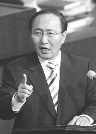 노회찬 민주노동당 의원이 23일 오후 국회 예산결산특별위원회에서 천정배 법무부 장관을 상대로 삼성한테서 금품을 받은 의혹을 사고 있는 검사들이 삼성과 관련된 수사를 공정하게 진행하지 않았다고 주장하고 있다. 황석주 기자 stonepole@hani.co.kr