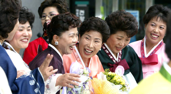 교육 기회를 놓쳤던 여성들을 위한 교육기관인 양원주부학교와 일성여자중고등학교의 가을학기 졸업식이 24일 오전 서울 마포문화센터에서 열려 ‘주부 졸업생’들이 식이 끝난 뒤 밝은 표정으로 기념사진을 찍고 있다. 김정효 기자 hyopd@hani.co.kr