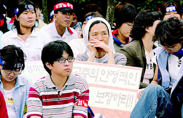 ‘빈민’들의 자립을 돕는 복지단체와 종교, 시민사회단체 등 전국 242개 자활후견기관의 활동가들이 24일 오후 서울 종로 종묘공원에서 자활사업의 참여권리 확대와 민간 구실 축소 중단, 운영비 정부보조금 증액 등을 요구하는 집회를 열고 있다. 김정효 기자 hyopd@hani.co.kr