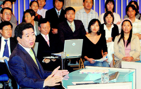 노무현 대통령이 25일 서울 여의도 한국방송공사에서 열린 특집 토론회 ‘국민과의 대화’에서 참석자들의 질문에 답변하고 있다. 청와대사진기자단