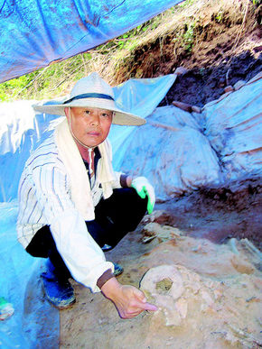 경북 경산시 평산동　폐코발트 광산 주변 한국전쟁 피학살자 2차 유골 발굴 현장에서 31일 이태준 유족회 공동대표가 이번에 발굴된 유골들에 대해 설명하고 있다.