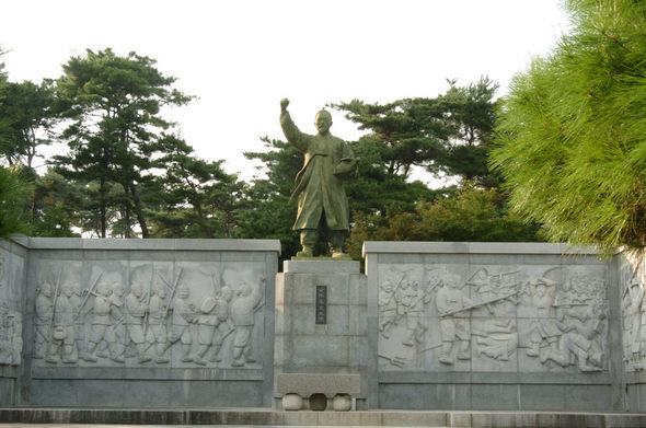 전봉준 장군의 동상이 형상 3.7m, 좌대(받침대) 3.7m 등 총높이 7.4m 규모로 전북 정읍시 덕천면 황토현전적지에 세워져 있다. 1987년에 만들어진 이 동상은 친일조각가로 알려진 고 김경승씨가 제작했다. 정읍동학농민혁명계승사업회 제공