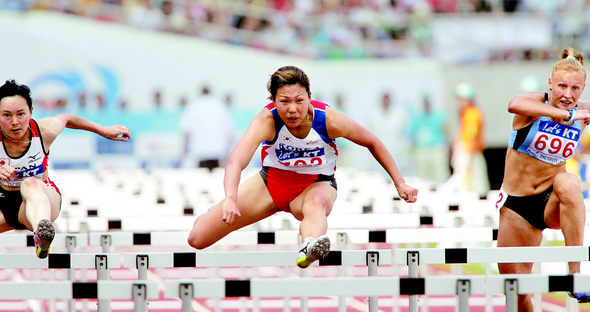 한국의 이연경(가운데)이 1일 인천 문학경기장에서 열린 아시아육상선수권대회 여자 100m 허들에서 힘차게 장애물을 넘고 있다. 인천/이종근 기자 root2@hani.co.kr
