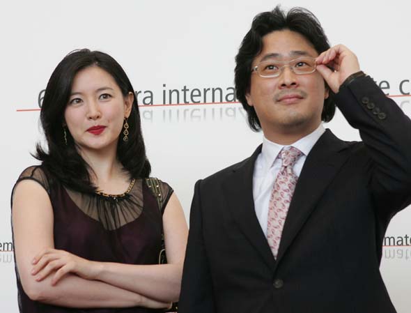박찬욱 감독과 이영애가 3일 제62회 베니스국제영화제에서 경쟁부문에 진출한 `친절한 금자씨\'에 대한 기자회견을 마치고 사진기자들을 위해 포즈를 취하고 있다.(AP=연합뉴스)