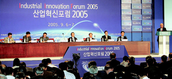 6일 오후 서울 강남구 삼성동 그랜드인터콘티넨탈 호텔에서 열린 ‘산업혁신포럼 2005’ 첫날 주제강연과 토론회에서 제프리 페퍼(맨 오른쪽) 스탠포드대 경영대학원 석좌교수가 발제를 하고 있다. 포럼은 7일까지 열린다. 이종근 기자 <A href="mailto:root2@hani.co.kr">root2@hani.co.kr</A>
