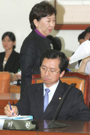이은영 열린우리당 의원이 6일 국회 법사위에서 ‘국가안전기획부 불법 도청테이프 등의 처리에 관한 특별법안’의 제안 설명을 한 뒤, 한나라당 의석 뒤를 지나 자리로 향하고 있다.   이종찬 기자 <A href=\"mailto:rhee@hani.co.kr\">rhee@hani.co.kr</A>