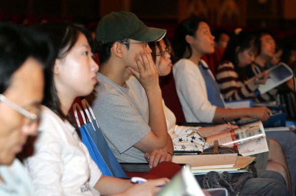 6일 오후 서울 회기동 경희대학교에서 열린 의·치의학 전문대학원 입학설명회에 나온 입학 희망자들이 각 대학 입시전형위원장의 대학별 전형안 설명을 듣고 있다. 한 전문학원이 마련한 이 설명회에는 의학대학원 7곳과 치의학대학원 5곳이 참여했다. 김정효 기자 hyopd@hani.co.kr