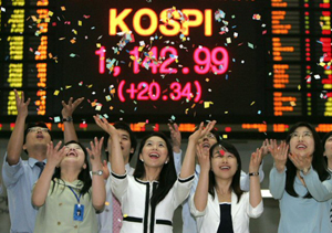 7일 국내증시가 코스피(KOSPI)지수 기준으로 1천142.99포인트를 찍으며 마감하는 등 역사적 신고가를 경신하면서 15년 간 지속한 500~1천포인트의 장기 박스권을 ‘대탈출‘할 것이라는 기대가 강화되는 가운데 증권거래소에서 직원들이 최고가 갱신을 축하하며 꽃가루를 뿌리면서 즐거워하고 있다.연합뉴스